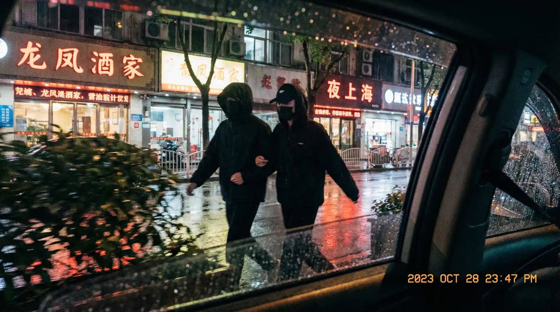 雅虎体育网站 - 顶流明星深夜密会现场抓拍照片